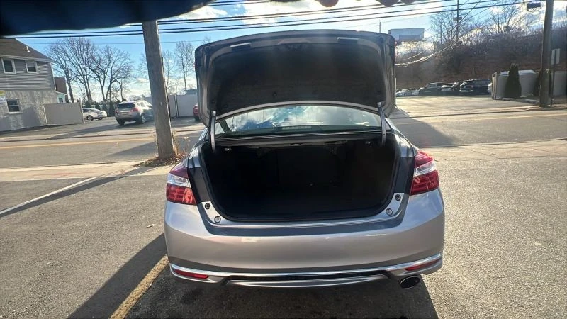 2017 Honda Accord 9th Gen - Image 9 of 12