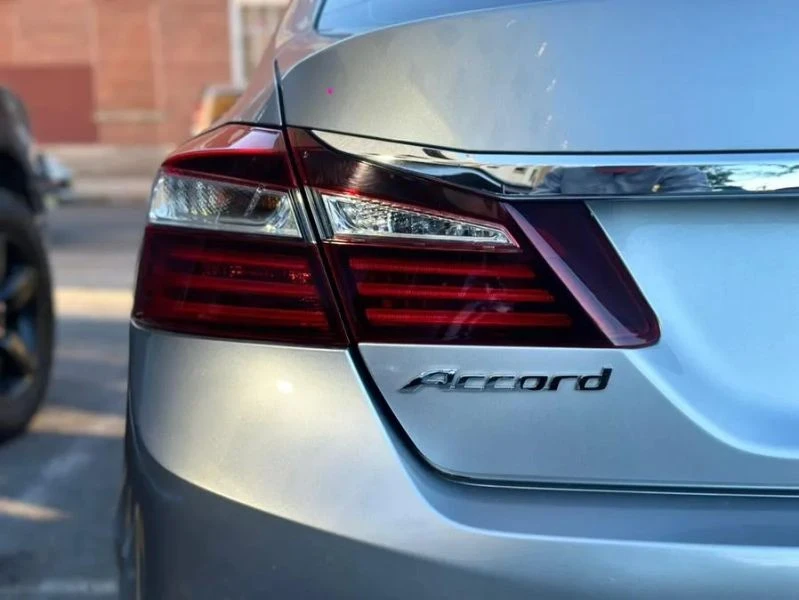 2017 Honda Accord 9th Gen - Image 7 of 12