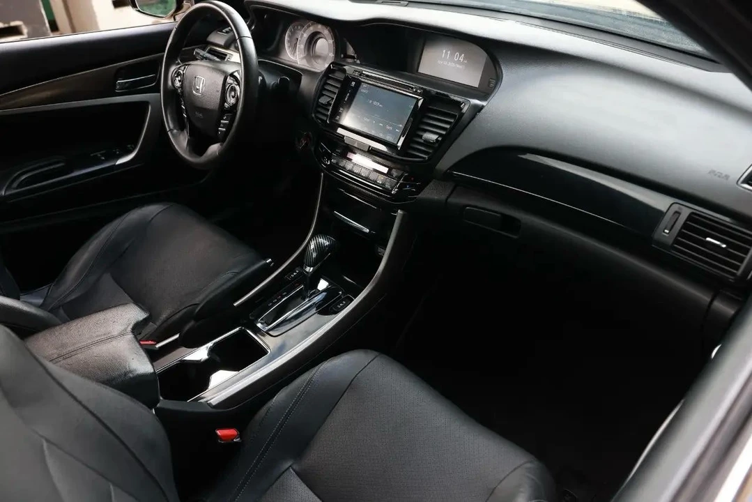 2017 Honda Accord 9th Gen - Image 18 of 21