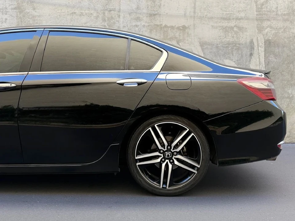 2017 Honda Accord 9th Gen - Image 8 of 21
