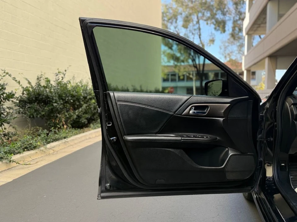 2017 Honda Accord 9th Gen - Image 14 of 21