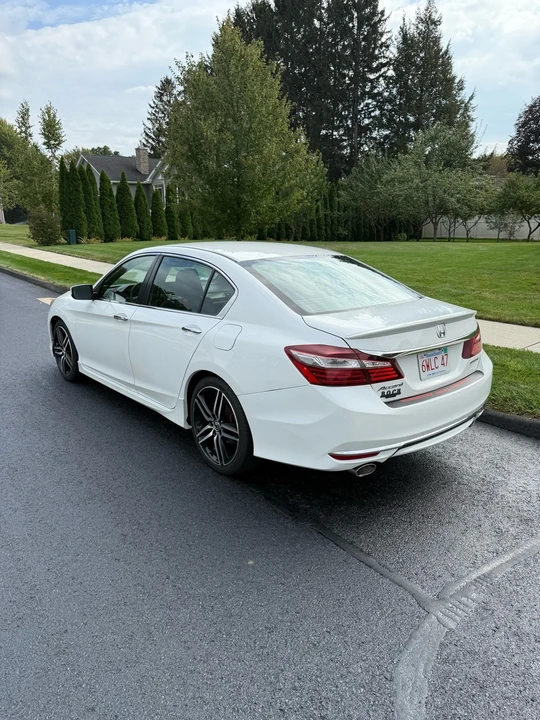 2017 Honda Accord 9th Gen - Image 5 of 17