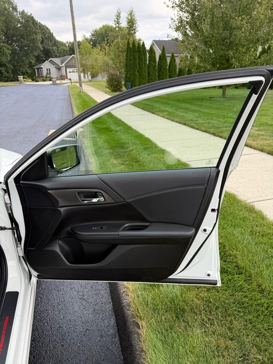 2017 Honda Accord 9th Gen - Image 9 of 17