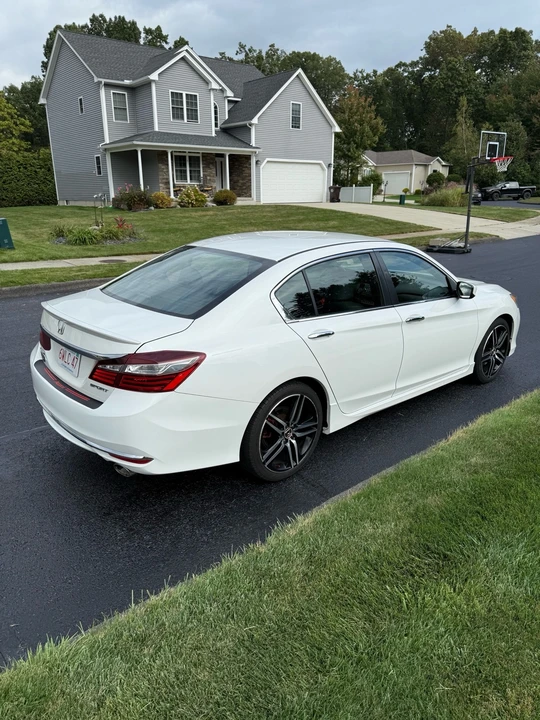 2017 Honda Accord 9th Gen - Image 7 of 17
