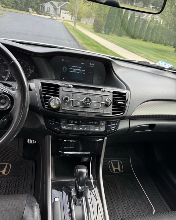 2017 Honda Accord 9th Gen - Image 14 of 17