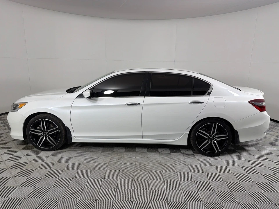 2017 Honda Accord 9th Gen - Image 9 of 12