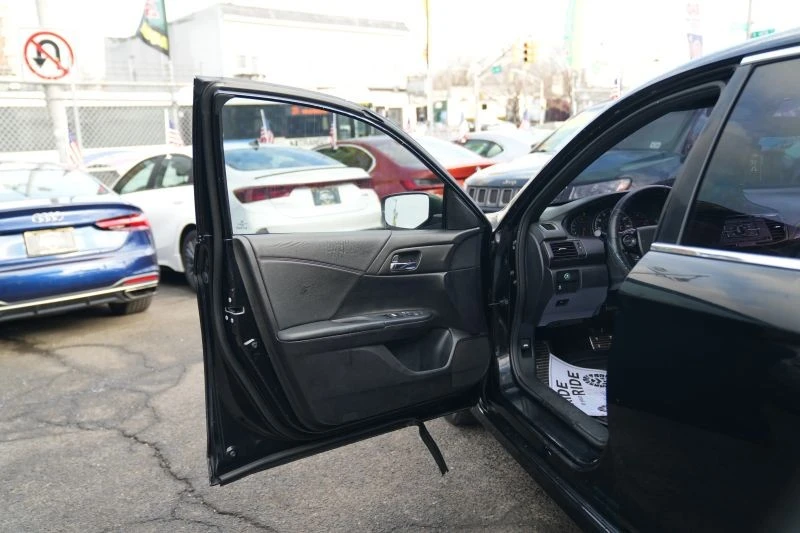 2017 Honda Accord 9th Gen - Image 9 of 12