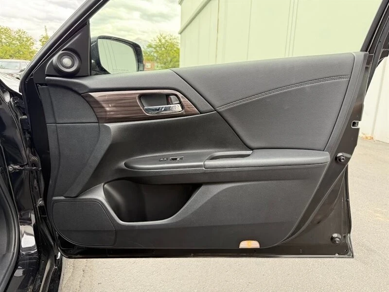 2017 Honda Accord 9th Gen - Image 15 of 21