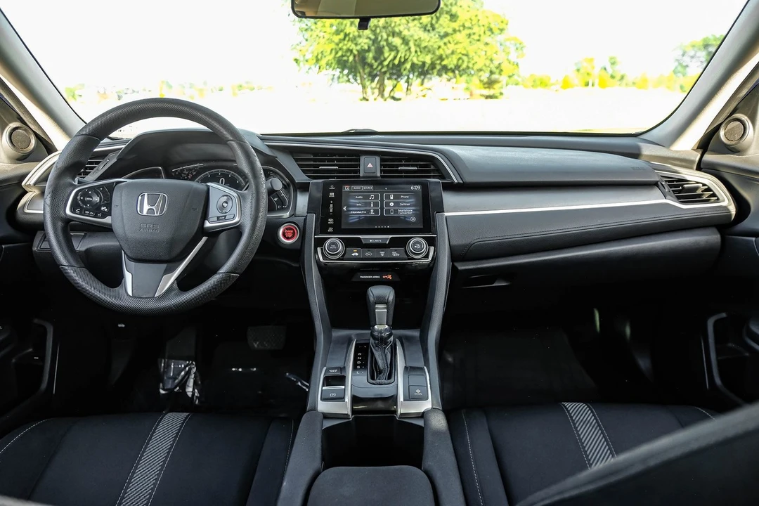 2017 Honda Civic 10th Gen - Image 13 of 31
