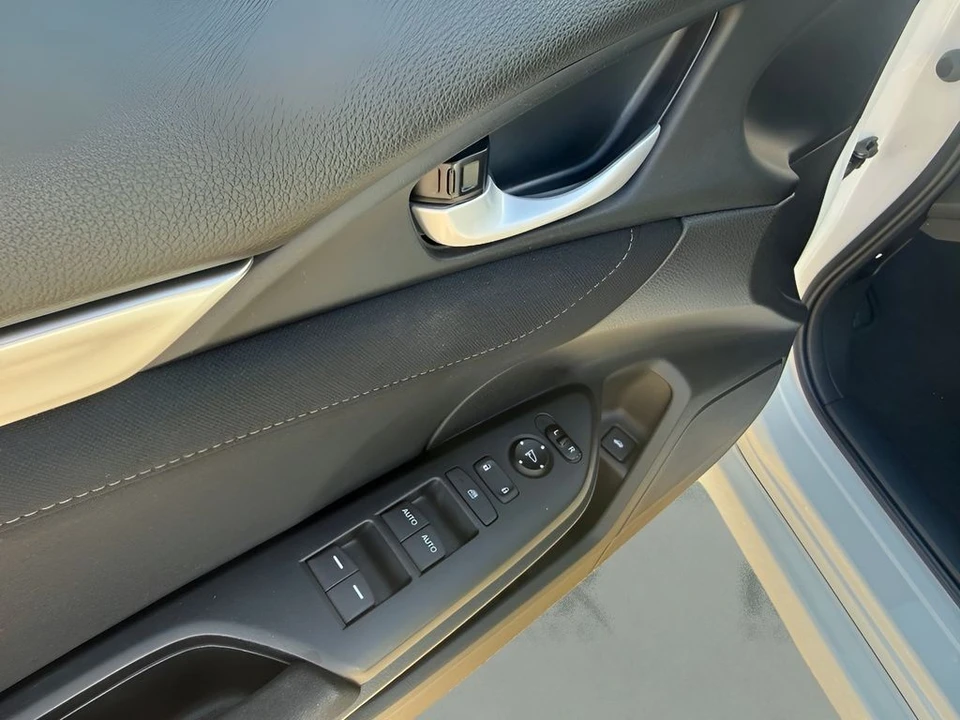 2017 Honda Civic 10th Gen - Image 10 of 31