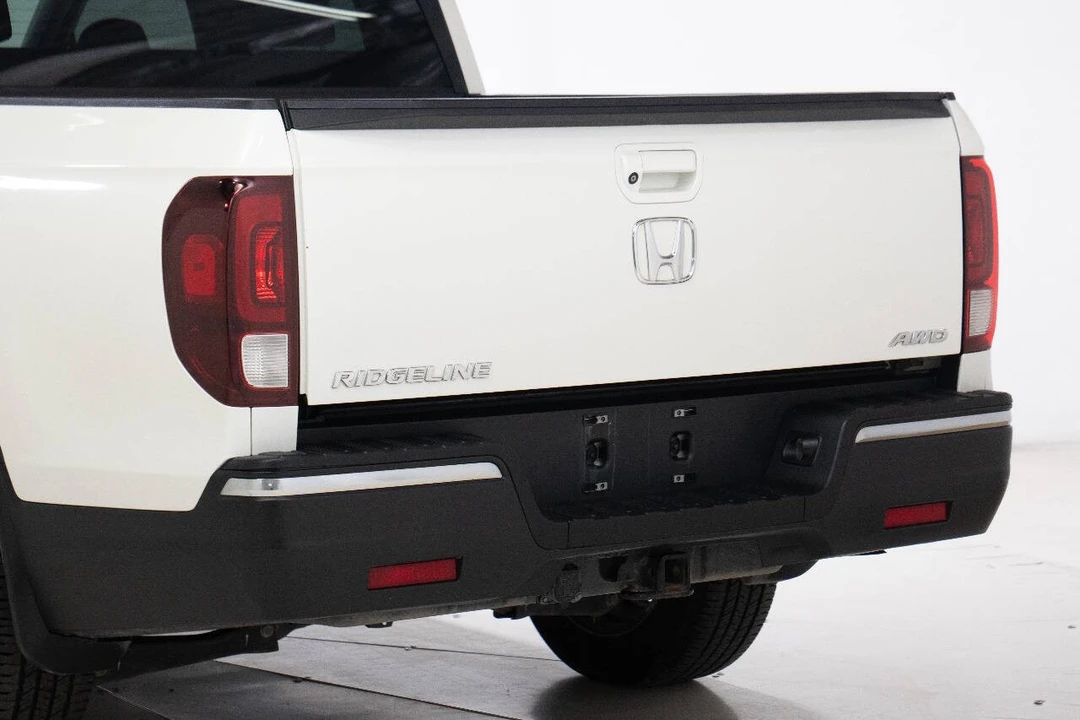 2017 Honda Ridgeline 2nd Gen - Image 16 of 21