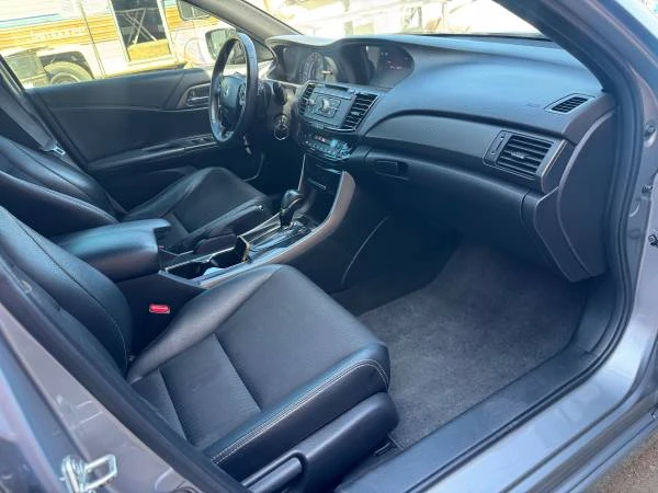 2017 Honda Accord 9th Gen - Image 14 of 31