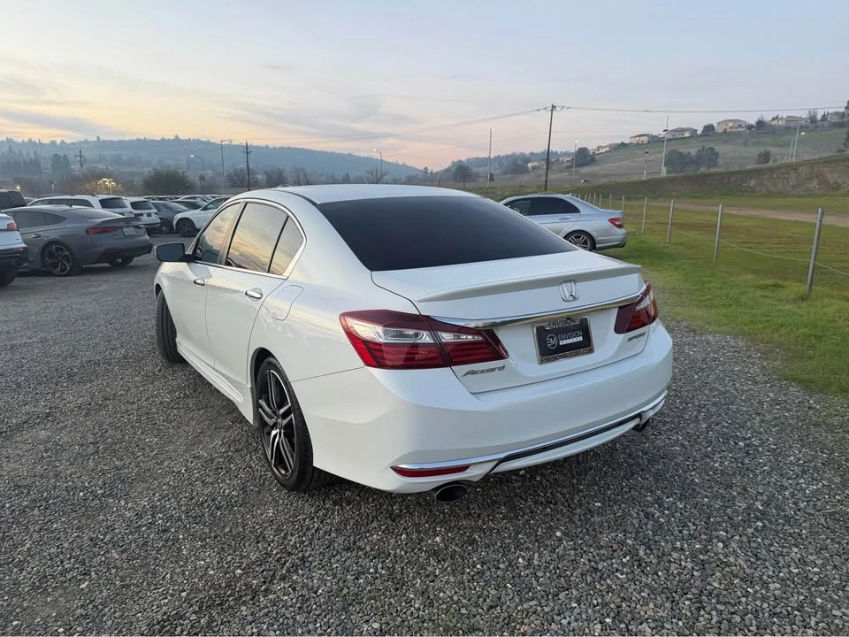 2017 Honda Accord 9th Gen - Image 5 of 16