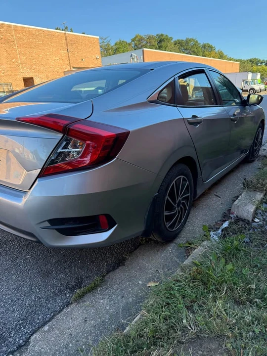 2017 Honda Civic 10th Gen - Image 3 of 12
