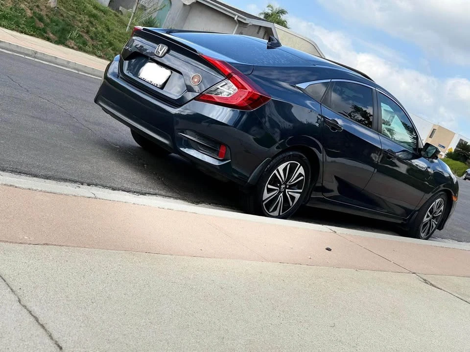 2017 Honda Civic 10th Gen - Image 8 of 15