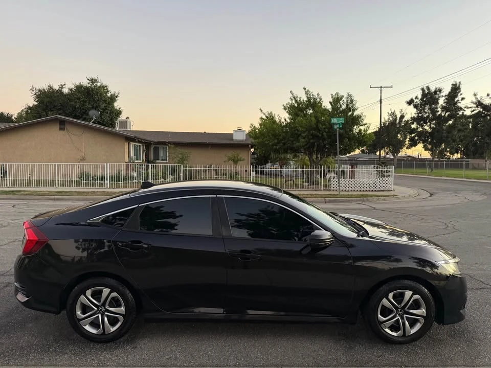 2017 Honda Civic 10th Gen - Image 6 of 11