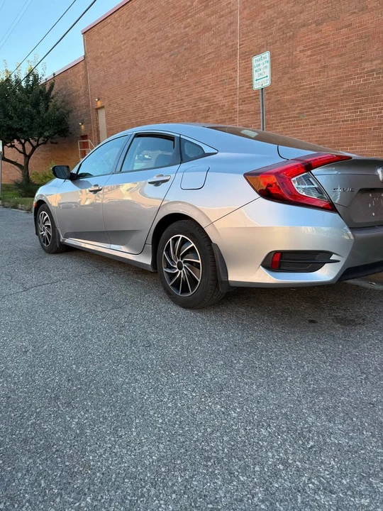 2017 Honda Civic 10th Gen - Image 5 of 12