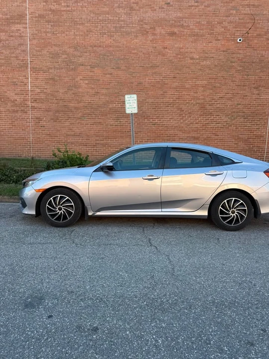 2017 Honda Civic 10th Gen - Image 6 of 12