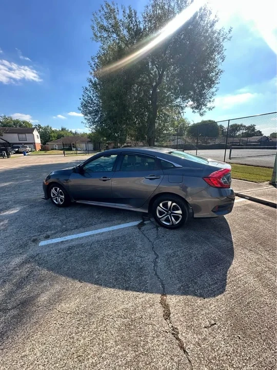 2017 Honda Civic 10th Gen - Image 6 of 11