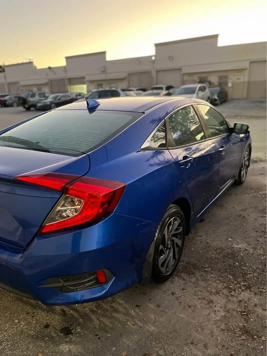 2017 Honda Civic 10th Gen - Image 5 of 10