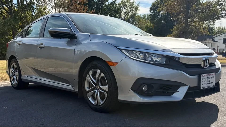 2017 Honda Civic 10th Gen - Image 8 of 17