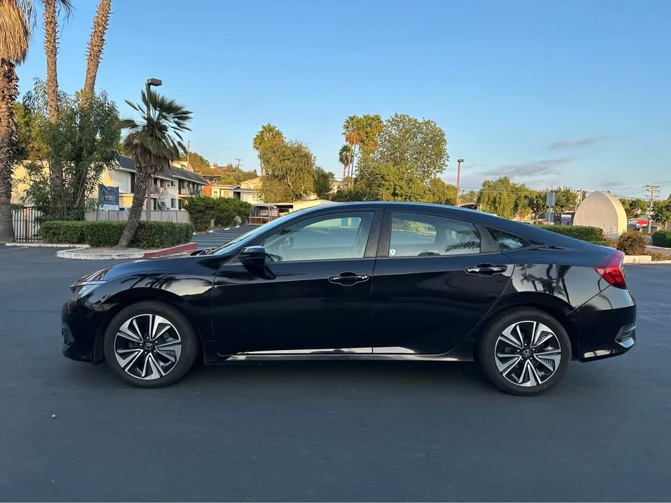 2017 Honda Civic 10th Gen - Image 5 of 11