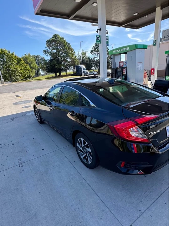 2017 Honda Civic 10th Gen - Image 5 of 19