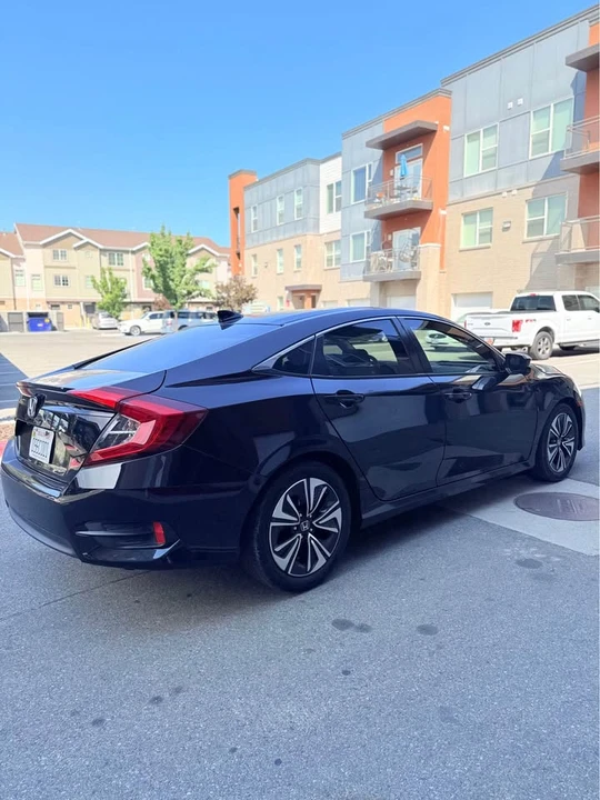 2017 Honda Civic 10th Gen - Image 5 of 10