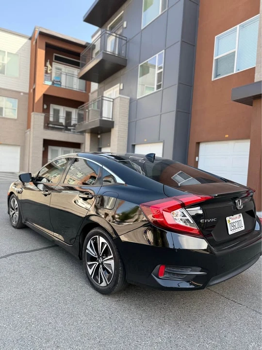 2017 Honda Civic 10th Gen - Image 6 of 10
