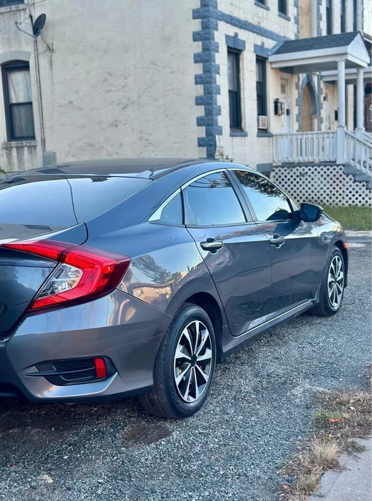 2017 Honda Civic 10th Gen - Image 4 of 12