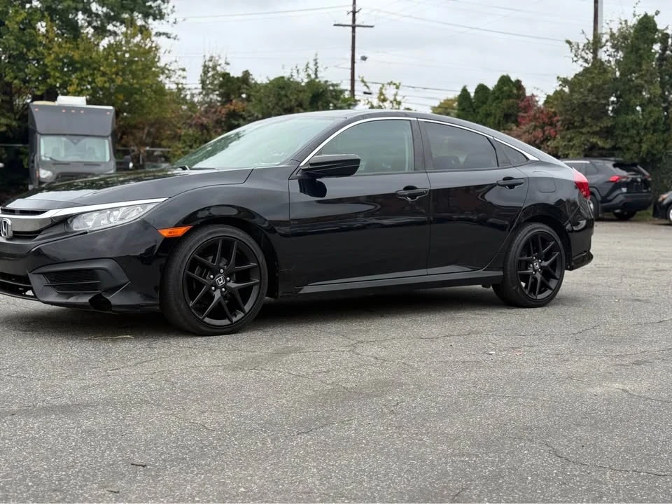 2017 Honda Civic 10th Gen - Image 6 of 10