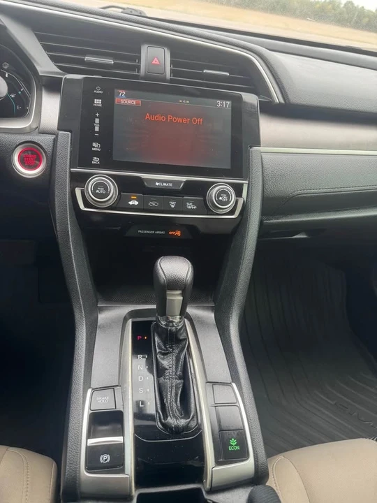 2017 Honda Civic 10th Gen - Image 16 of 19