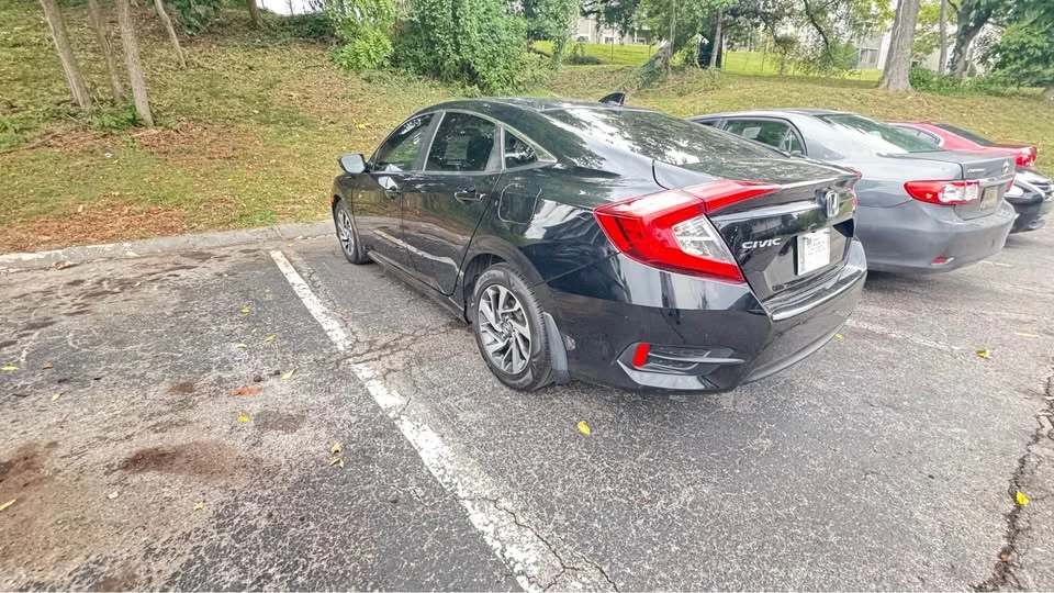 2017 Honda Civic 10th Gen - Image 6 of 10