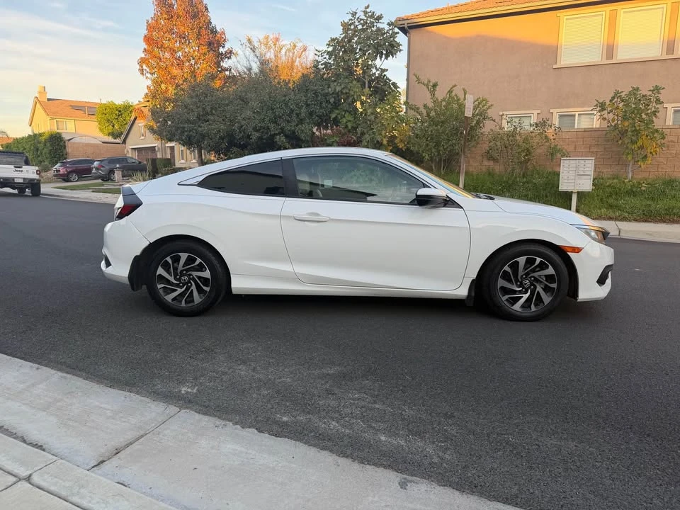 2017 Honda Civic 10th Gen - Image 4 of 12