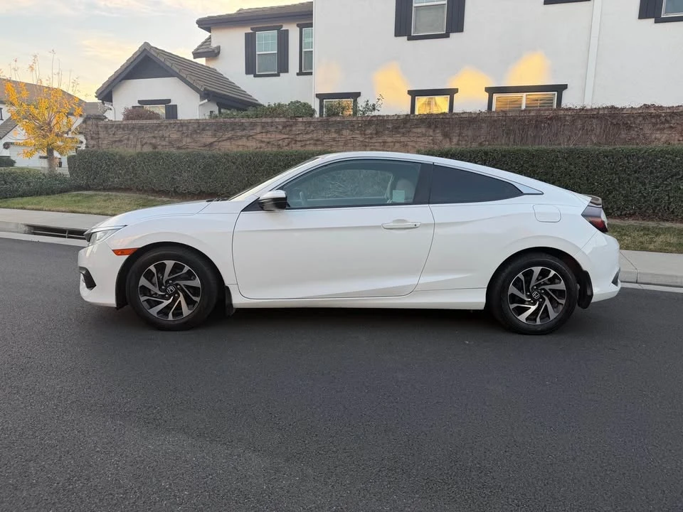 2017 Honda Civic 10th Gen - Image 5 of 12