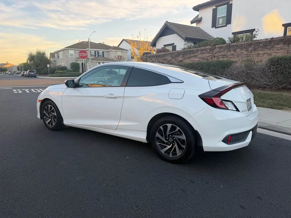 2017 Honda Civic 10th Gen - Image 6 of 12