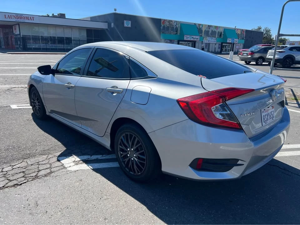 2017 Honda Civic 10th Gen - Image 6 of 11