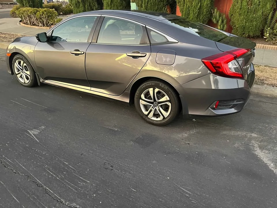 2017 Honda Civic 10th Gen - Image 4 of 9