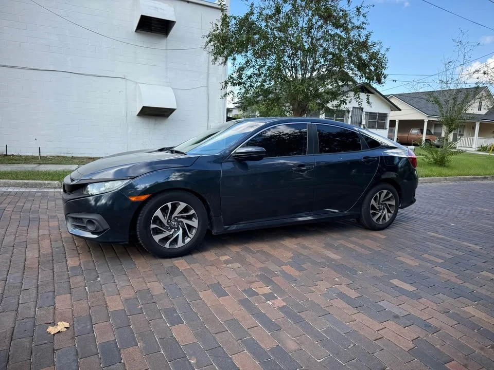 2017 Honda Civic 10th Gen - Image 8 of 20