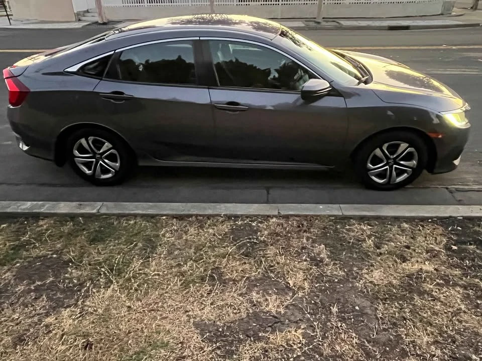 2017 Honda Civic 10th Gen - Image 2 of 9
