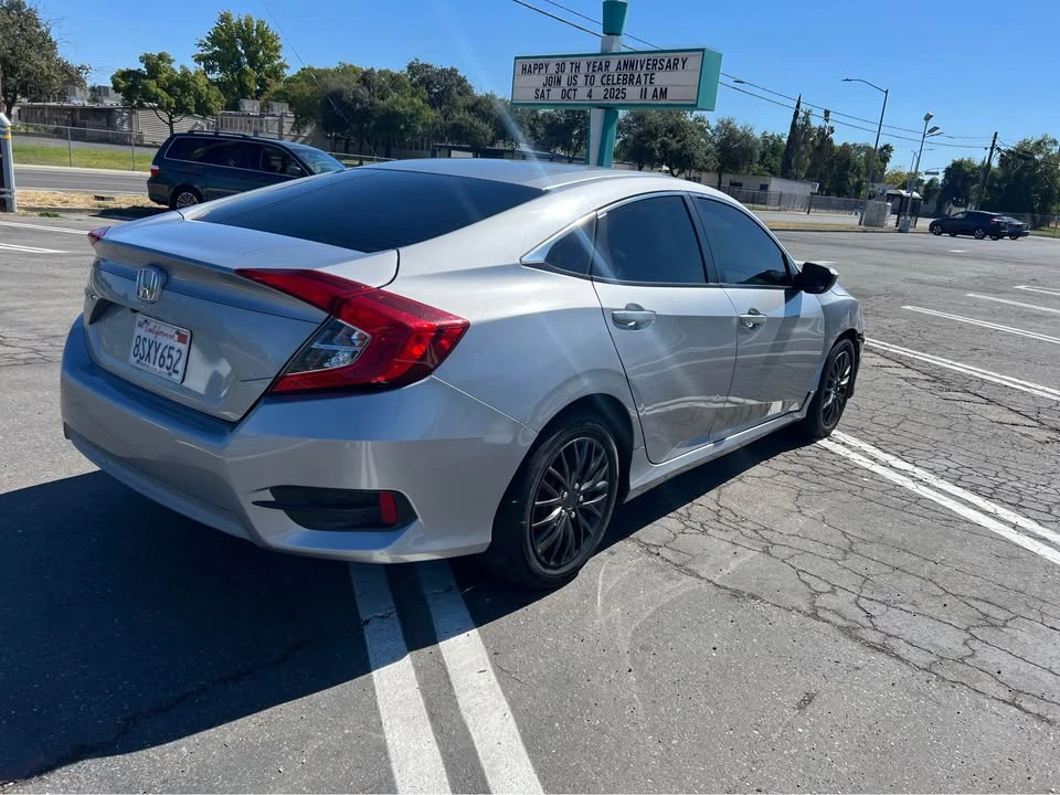 2017 Honda Civic 10th Gen - Image 5 of 11