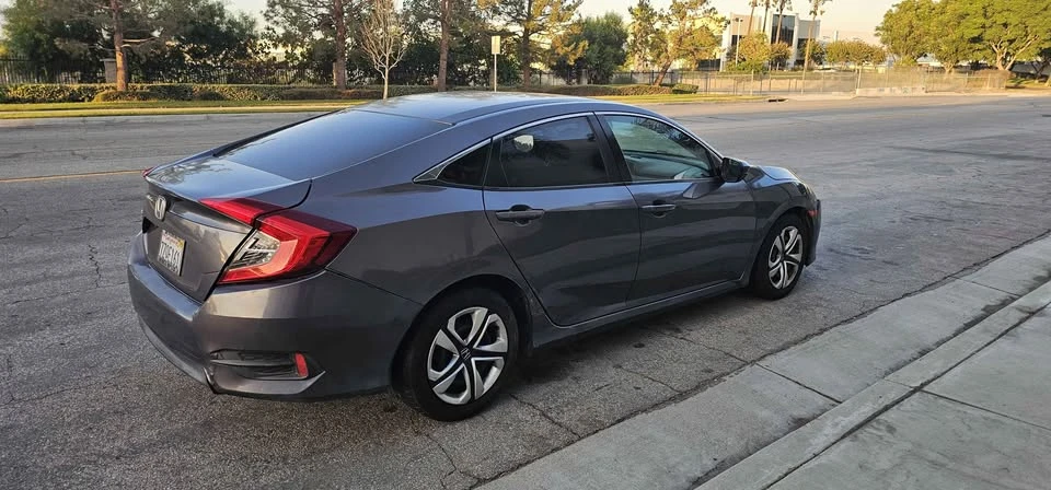2017 Honda Civic 10th Gen - Image 10 of 16