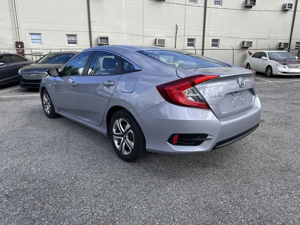 2017 Honda Civic 10th Gen - Image 5 of 11