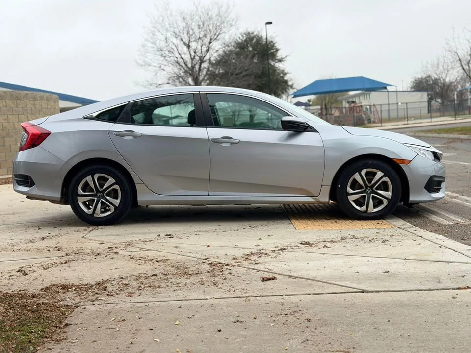 2017 Honda Civic 10th Gen - Image 10 of 17