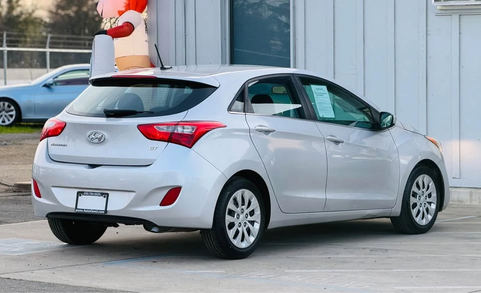2017 Hyundai Elantra - Image 8 of 18