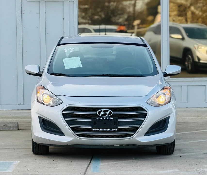 2017 Hyundai Elantra - Image 2 of 18