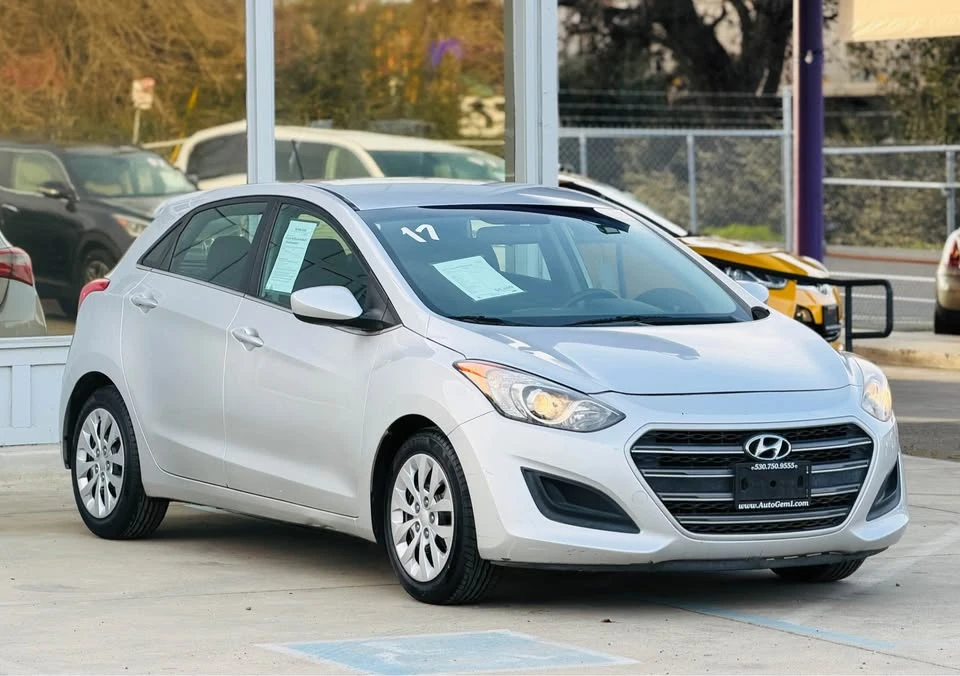 2017 Hyundai Elantra - Image 5 of 18