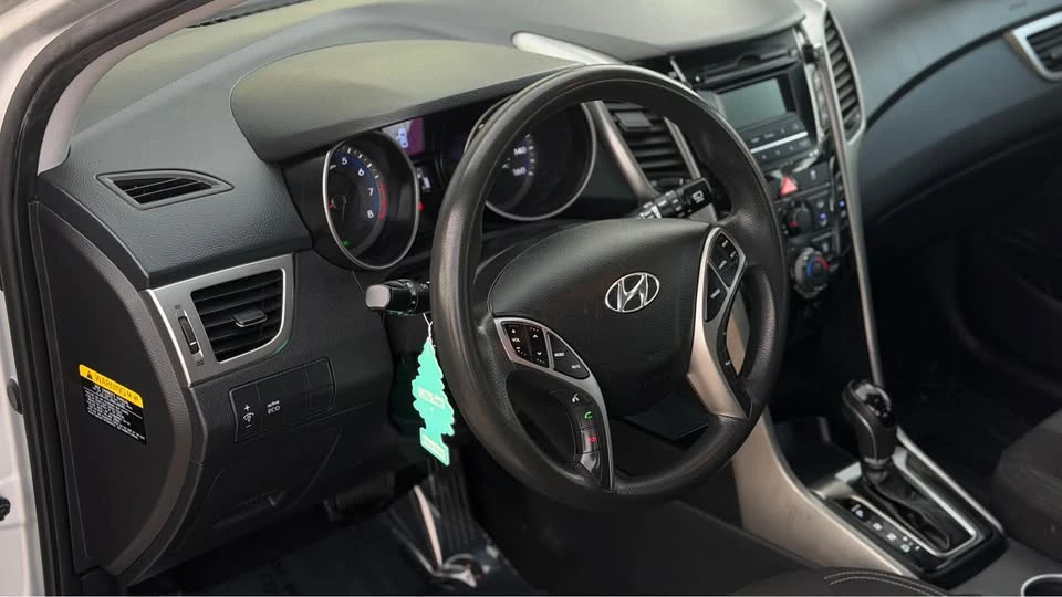 2017 Hyundai Elantra - Image 11 of 18