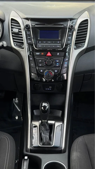 2017 Hyundai Elantra - Image 13 of 18