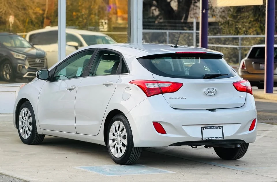 2017 Hyundai Elantra - Image 10 of 18